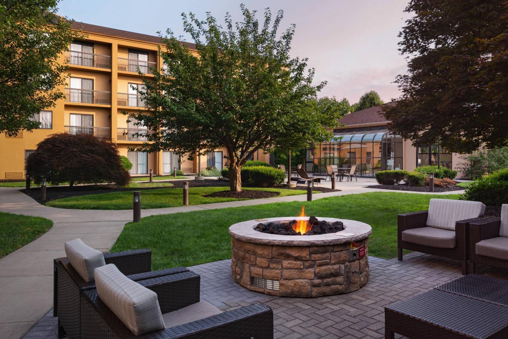 Courtyard By Marriott Fishkill Hotel Exterior photo